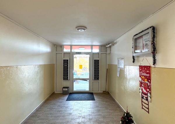 REZERVOVANÝ  - Exkluzívne na PREDAJ 4 izbový byt s loggiou, krásnym výhľadom na panorámu Prešova a potenciálom prerobenia, Švábska ul. Prešov