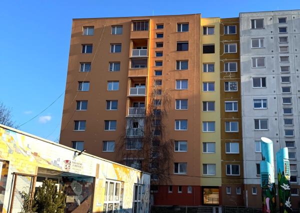 REZERVOVANÝ  - Exkluzívne na PREDAJ 4 izbový byt s loggiou, krásnym výhľadom na panorámu Prešova a potenciálom prerobenia, Švábska ul. Prešov