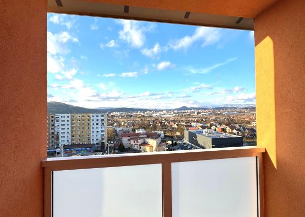 REZERVOVANÝ  - Exkluzívne na PREDAJ 4 izbový byt s loggiou, krásnym výhľadom na panorámu Prešova a potenciálom prerobenia, Švábska ul. Prešov