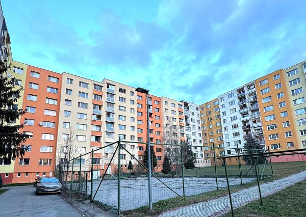 REZERVOVANÝ  - Exkluzívne na PREDAJ 4 izbový byt s loggiou, krásnym výhľadom na panorámu Prešova a potenciálom prerobenia, Švábska ul. Prešov