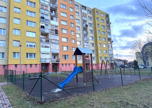 REZERVOVANÝ  - Exkluzívne na PREDAJ 4 izbový byt s loggiou, krásnym výhľadom na panorámu Prešova a potenciálom prerobenia, Švábska ul. Prešov