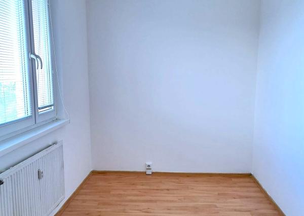 REZERVOVANÝ  - Exkluzívne na PREDAJ 4 izbový byt s loggiou, krásnym výhľadom na panorámu Prešova a potenciálom prerobenia, Švábska ul. Prešov