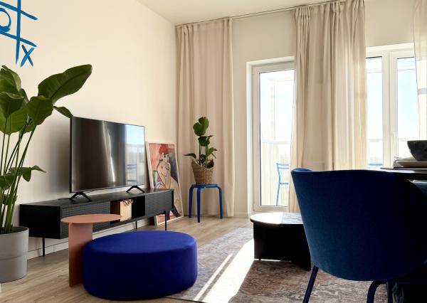 PREDAJ dizajnový 2-izbový byt s dvoma balkónmi a garážou v Slnečniciach POP – moderné bývanie s eleganciou