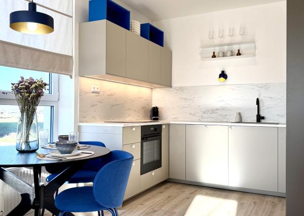 PREDAJ dizajnový 2-izbový byt s dvoma balkónmi a garážou v Slnečniciach POP – moderné bývanie s eleganciou