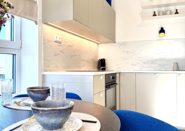 PREDAJ dizajnový 2-izbový byt s dvoma balkónmi a garážou v Slnečniciach POP – moderné bývanie s eleganciou