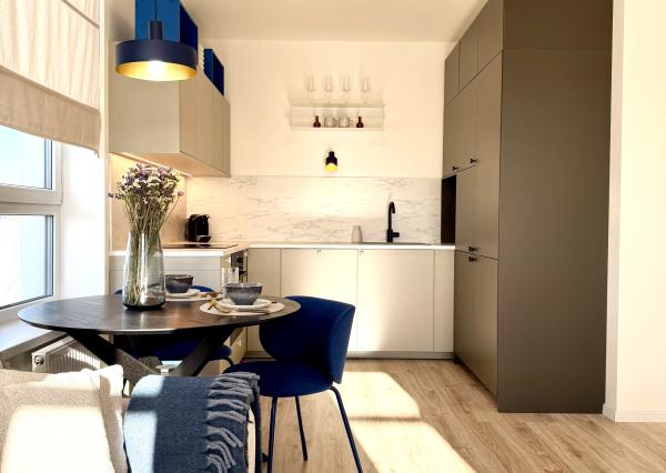 PREDAJ dizajnový 2-izbový byt s dvoma balkónmi a garážou v Slnečniciach POP – moderné bývanie s eleganciou