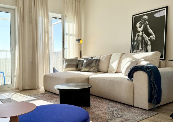 PREDAJ dizajnový 2-izbový byt s dvoma balkónmi a garážou v Slnečniciach POP – moderné bývanie s eleganciou