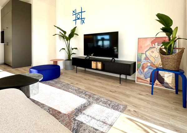 PREDAJ dizajnový 2-izbový byt s dvoma balkónmi a garážou v Slnečniciach POP – moderné bývanie s eleganciou