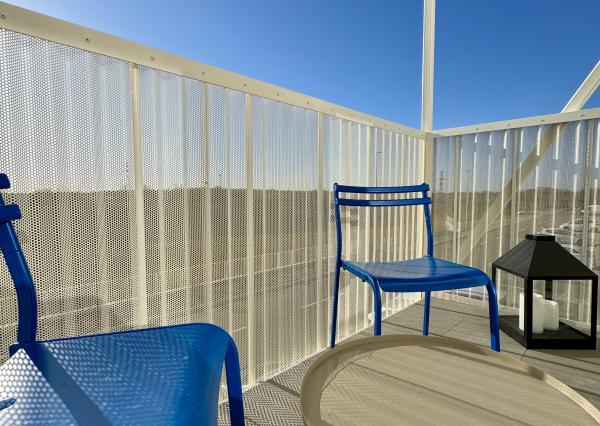 PREDAJ dizajnový 2-izbový byt s dvoma balkónmi a garážou v Slnečniciach POP – moderné bývanie s eleganciou