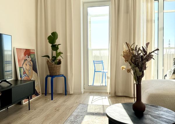 PREDAJ dizajnový 2-izbový byt s dvoma balkónmi a garážou v Slnečniciach POP – moderné bývanie s eleganciou