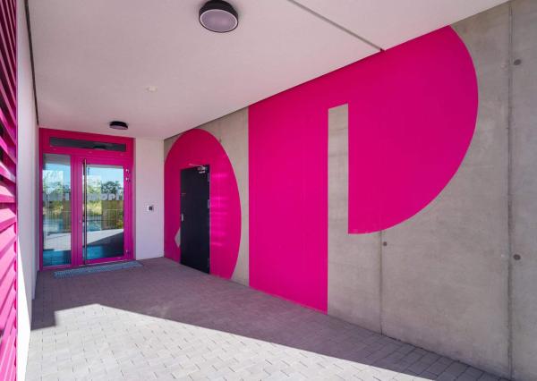 PREDAJ dizajnový 2-izbový byt s dvoma balkónmi a garážou v Slnečniciach POP – moderné bývanie s eleganciou