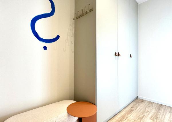 PREDAJ dizajnový 2-izbový byt s dvoma balkónmi a garážou v Slnečniciach POP – moderné bývanie s eleganciou