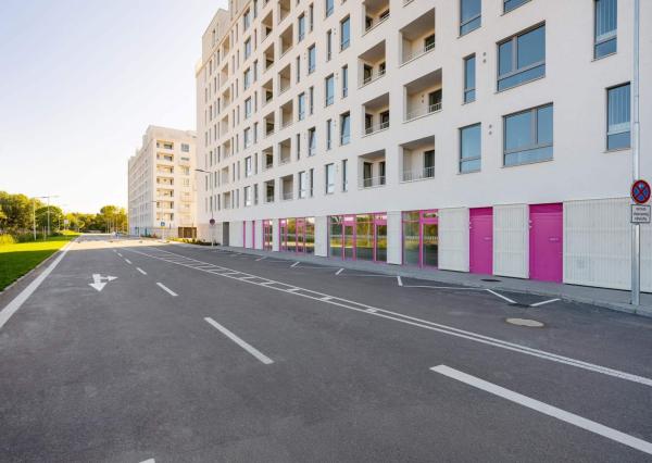 PREDAJ dizajnový 2-izbový byt s dvoma balkónmi a garážou v Slnečniciach POP – moderné bývanie s eleganciou