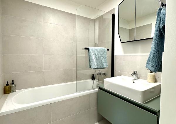 PREDAJ dizajnový 2-izbový byt s dvoma balkónmi a garážou v Slnečniciach POP – moderné bývanie s eleganciou