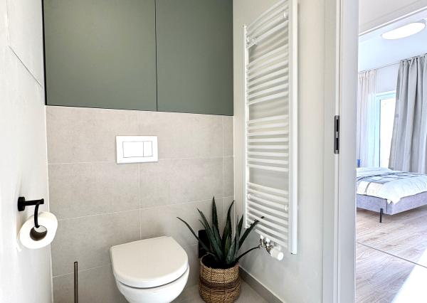 PREDAJ dizajnový 2-izbový byt s dvoma balkónmi a garážou v Slnečniciach POP – moderné bývanie s eleganciou