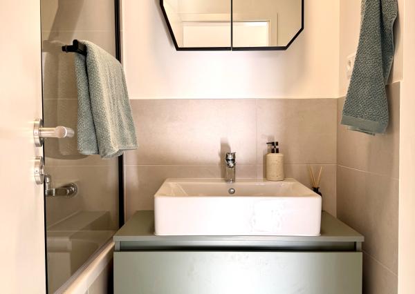 PREDAJ dizajnový 2-izbový byt s dvoma balkónmi a garážou v Slnečniciach POP – moderné bývanie s eleganciou