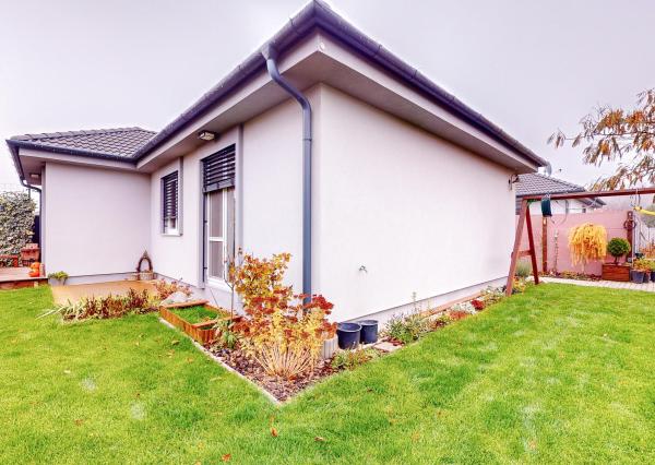 4. Izbový rodinný dom, obytná plocha 82 m2, pozemok 392 m2 ,Rajka