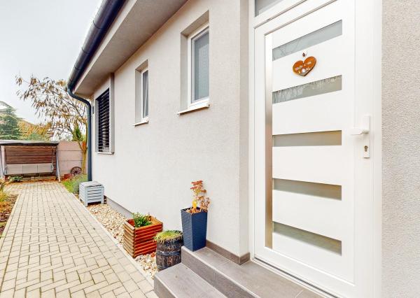 4. Izbový rodinný dom, obytná plocha 82 m2, pozemok 392 m2 ,Rajka