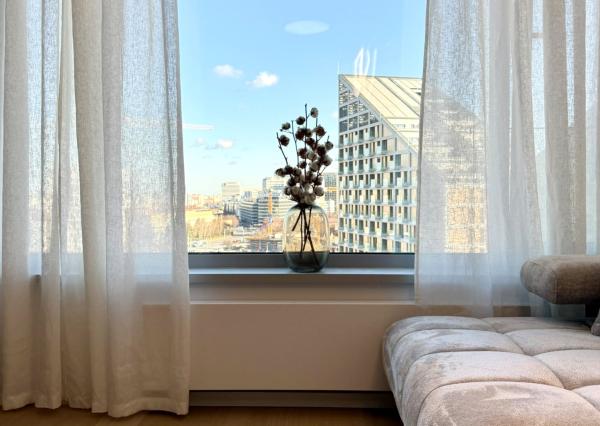 Na PREDAJ unikátny dizajnový 2 izbový byt s loggiou a garážovým státím na 10. posch. v ikonickom SKY PARKu (veža 4)