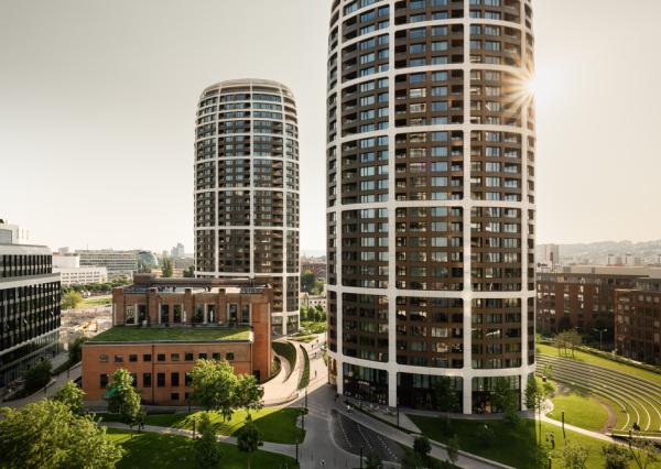 Na PREDAJ unikátny dizajnový 2 izbový byt s loggiou a garážovým státím na 10. posch. v ikonickom SKY PARKu (veža 4)