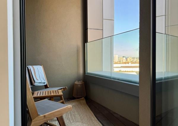 Na PREDAJ unikátny dizajnový 2 izbový byt s loggiou a garážovým státím na 10. posch. v ikonickom SKY PARKu (veža 4)