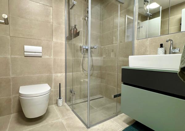 Na PREDAJ unikátny dizajnový 2 izbový byt s loggiou a garážovým státím na 10. posch. v ikonickom SKY PARKu (veža 4)