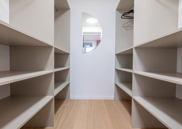 Na PREDAJ unikátny dizajnový 2 izbový byt s loggiou a garážovým státím na 10. posch. v ikonickom SKY PARKu (veža 4)