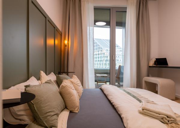 Na PREDAJ unikátny dizajnový 2 izbový byt s loggiou a garážovým státím na 10. posch. v ikonickom SKY PARKu (veža 4)