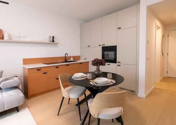 Na PREDAJ unikátny dizajnový 2 izbový byt s loggiou a garážovým státím na 10. posch. v ikonickom SKY PARKu (veža 4)