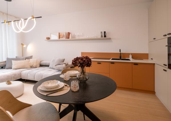 Na PREDAJ unikátny dizajnový 2 izbový byt s loggiou a garážovým státím na 10. posch. v ikonickom SKY PARKu (veža 4)