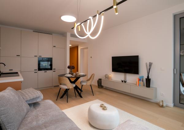 Na PREDAJ unikátny dizajnový 2 izbový byt s loggiou a garážovým státím na 10. posch. v ikonickom SKY PARKu (veža 4)