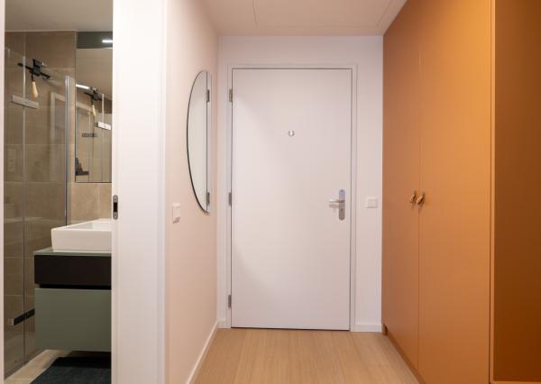 Na PREDAJ unikátny dizajnový 2 izbový byt s loggiou a garážovým státím na 10. posch. v ikonickom SKY PARKu (veža 4)