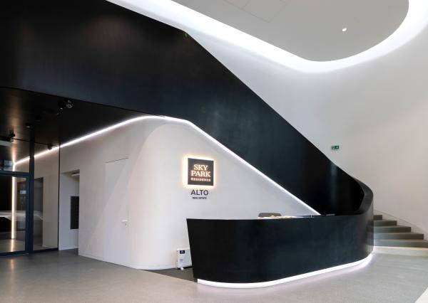 Na PREDAJ unikátny dizajnový 2 izbový byt s loggiou a garážovým státím na 10. posch. v ikonickom SKY PARKu (veža 4)