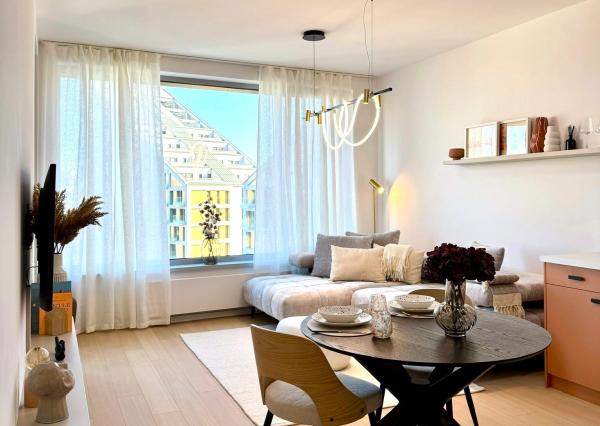 Na PREDAJ unikátny dizajnový 2 izbový byt s loggiou a garážovým státím na 10. posch. v ikonickom SKY PARKu (veža 4)