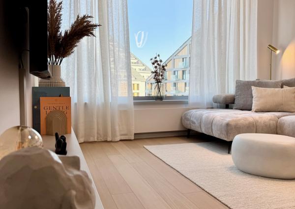 Na PREDAJ unikátny dizajnový 2 izbový byt s loggiou a garážovým státím na 10. posch. v ikonickom SKY PARKu (veža 4)