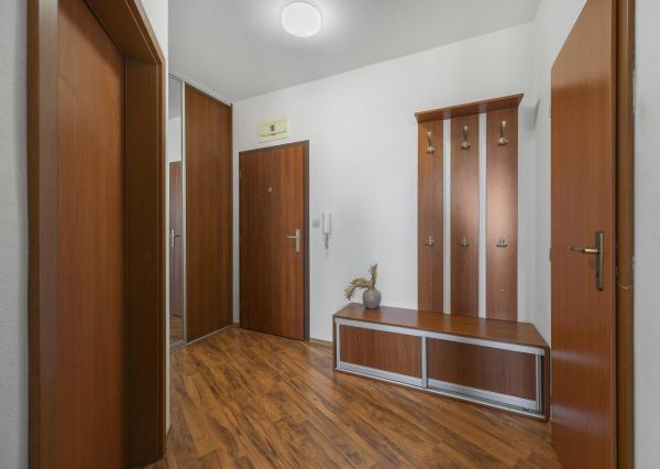 REZERVOVANÉ Na predaj 2-izbový byt s dvoma parkovacími miestami na Zemplínskej ulici v Senci