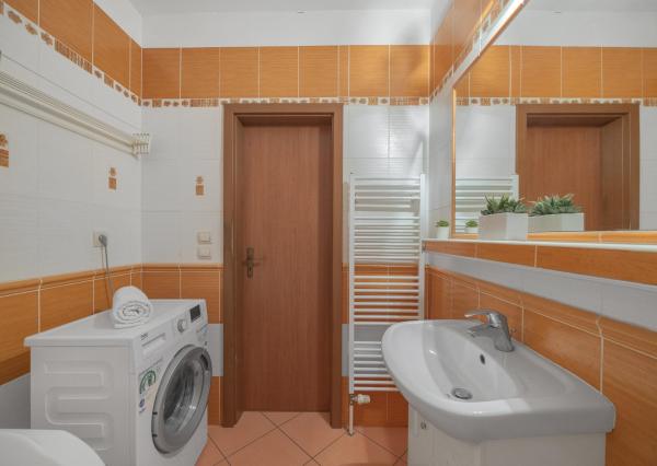 REZERVOVANÉ Na predaj 2-izbový byt s dvoma parkovacími miestami na Zemplínskej ulici v Senci