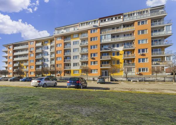 REZERVOVANÉ Na predaj 2-izbový byt s dvoma parkovacími miestami na Zemplínskej ulici v Senci