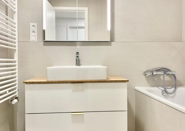 Na prenájom 2 izbový byt v projekte SKY PARK s loggiou, s pivnicou a parkovacím miestom