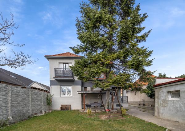 ZNÍŽENÁ CENA!!! SENEC – NA PREDAJ 2 samostatne stojace rodinné domy + podnikateľský priestor na 9,8 à pozemku