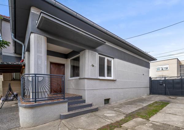 ZNÍŽENÁ CENA!!! SENEC – NA PREDAJ 2 samostatne stojace rodinné domy + podnikateľský priestor na 9,8 à pozemku