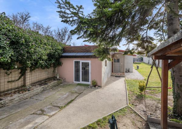 ZNÍŽENÁ CENA!!! SENEC – NA PREDAJ 2 samostatne stojace rodinné domy + podnikateľský priestor na 9,8 à pozemku