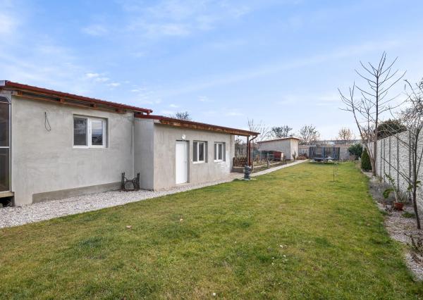 ZNÍŽENÁ CENA!!! SENEC – NA PREDAJ 2 samostatne stojace rodinné domy + podnikateľský priestor na 9,8 à pozemku