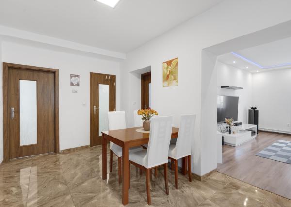 ZNÍŽENÁ CENA!!! SENEC – NA PREDAJ 2 samostatne stojace rodinné domy + podnikateľský priestor na 9,8 à pozemku