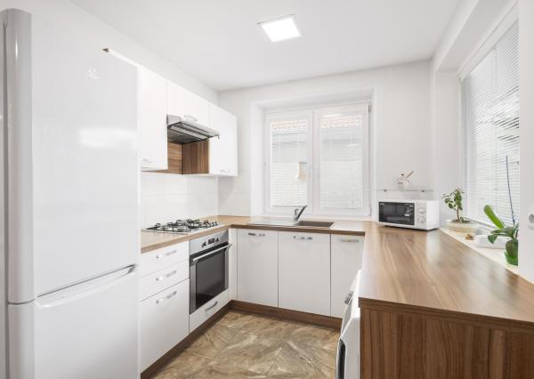 ZNÍŽENÁ CENA!!! SENEC – NA PREDAJ 2 samostatne stojace rodinné domy + podnikateľský priestor na 9,8 à pozemku