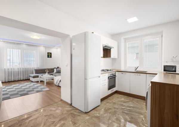 ZNÍŽENÁ CENA!!! SENEC – NA PREDAJ 2 samostatne stojace rodinné domy + podnikateľský priestor na 9,8 à pozemku