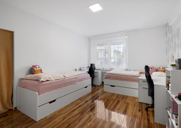 ZNÍŽENÁ CENA!!! SENEC – NA PREDAJ 2 samostatne stojace rodinné domy + podnikateľský priestor na 9,8 à pozemku