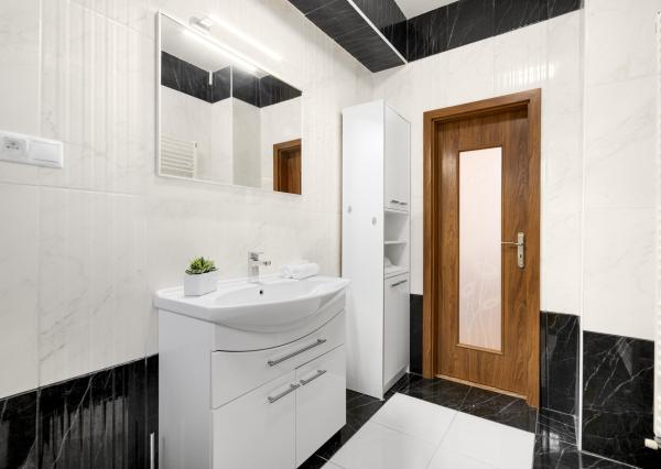 ZNÍŽENÁ CENA!!! SENEC – NA PREDAJ 2 samostatne stojace rodinné domy + podnikateľský priestor na 9,8 à pozemku