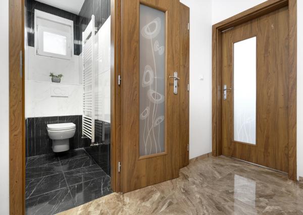 ZNÍŽENÁ CENA!!! SENEC – NA PREDAJ 2 samostatne stojace rodinné domy + podnikateľský priestor na 9,8 à pozemku