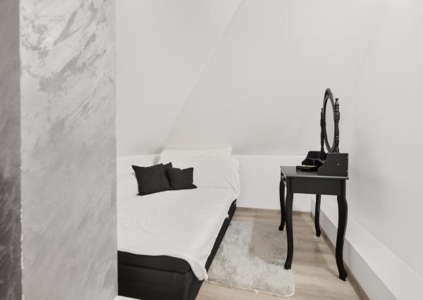 ZNÍŽENÁ CENA!!! SENEC – NA PREDAJ 2 samostatne stojace rodinné domy + podnikateľský priestor na 9,8 à pozemku